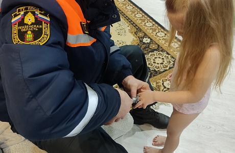 Спасатели оперативно помогли извлечь игрушку из пальца ребенка Спасатели оперативно помогли извлечь игрушку из пальца ребенка