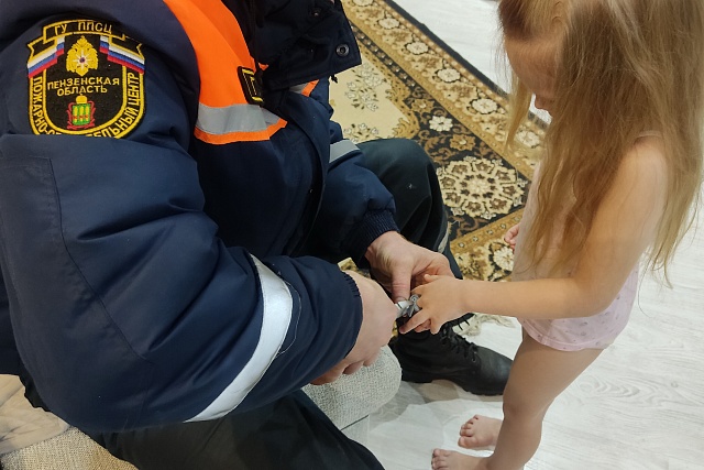Спасатели оперативно помогли извлечь игрушку из пальца ребенка Спасатели оперативно помогли извлечь игрушку из пальца ребенка